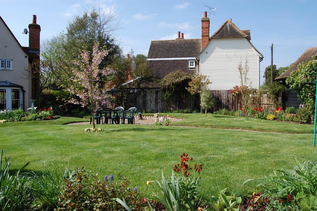 Pickwick House Bed & Breakfast Stoke by Clare Exterior photo